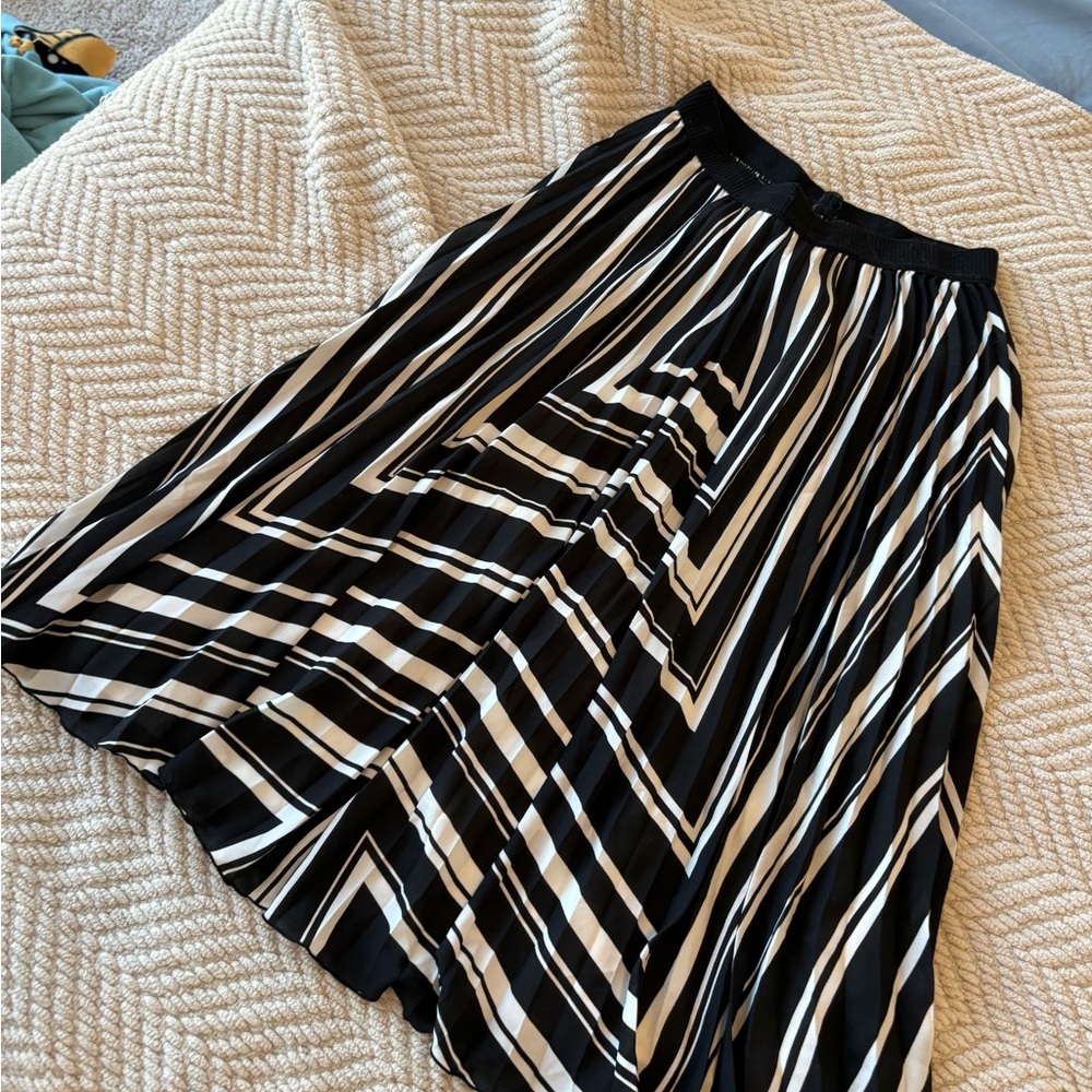 H&M Black and White Geometric A-Line Skirt